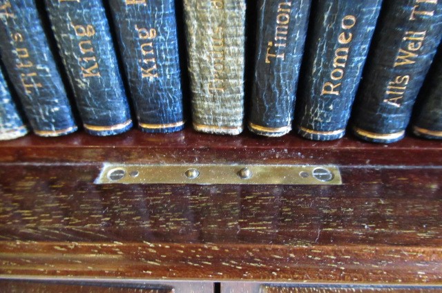 MINIATURE SHAKESPEARE Image