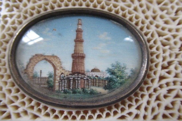 AN INDIAN IVORY CASKET Image