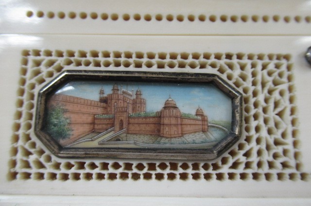 AN INDIAN IVORY CASKET Image