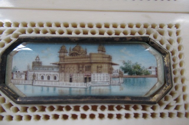 AN INDIAN IVORY CASKET Image