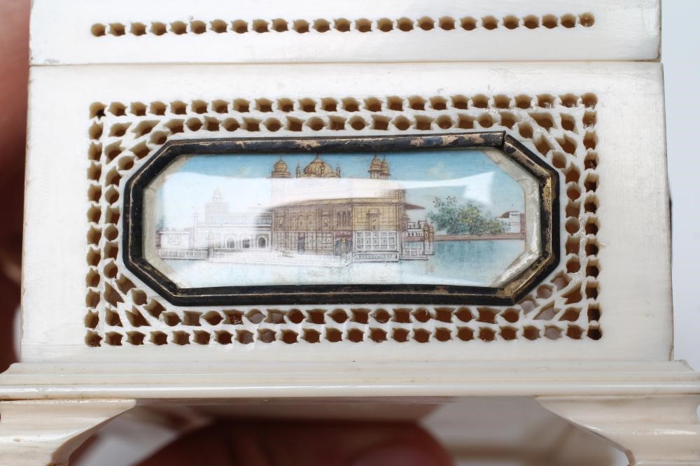 AN INDIAN IVORY CASKET Image