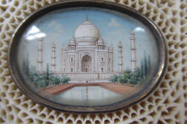 AN INDIAN IVORY CASKET Image