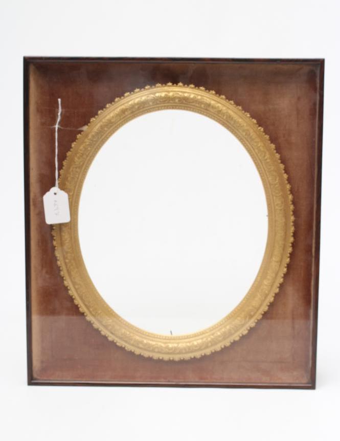 A VICTORIAN GILT WOOD OVAL FRAME Image
