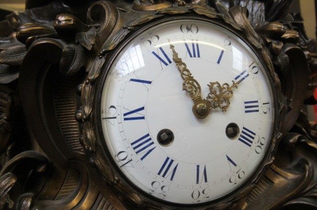 A FRENCH PATINATED AND GILT BRONZE MANTEL CLOCK Image