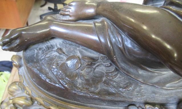 A FRENCH PATINATED AND GILT BRONZE MANTEL CLOCK Image