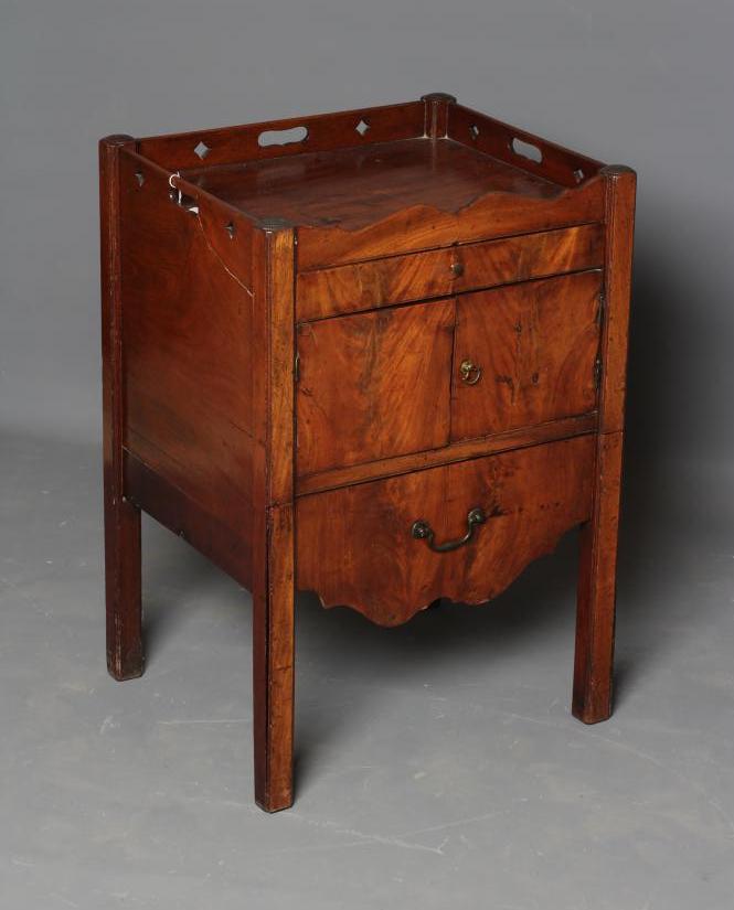 A GEORGIAN MAHOGANY BEDSIDE COMMODE Image