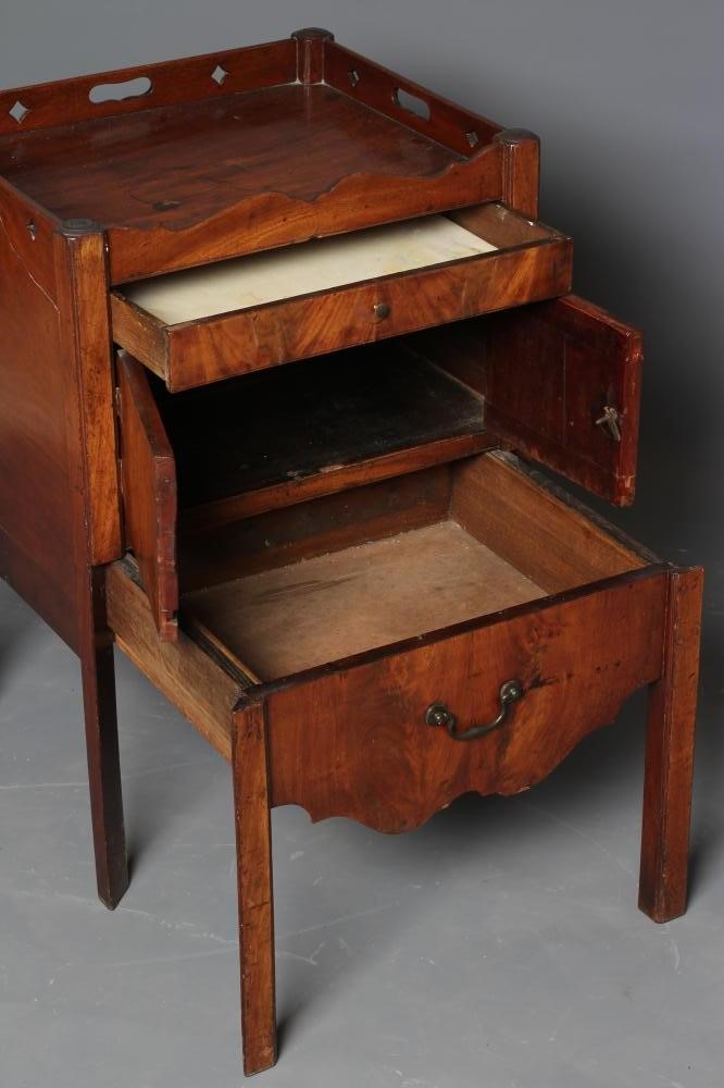 A GEORGIAN MAHOGANY BEDSIDE COMMODE Image