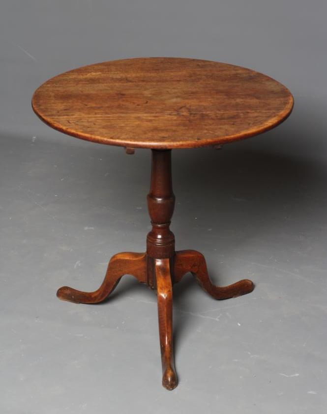 A GEORGIAN OAK TRIPOD TABLE Image