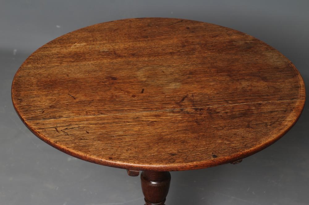 A GEORGIAN OAK TRIPOD TABLE Image