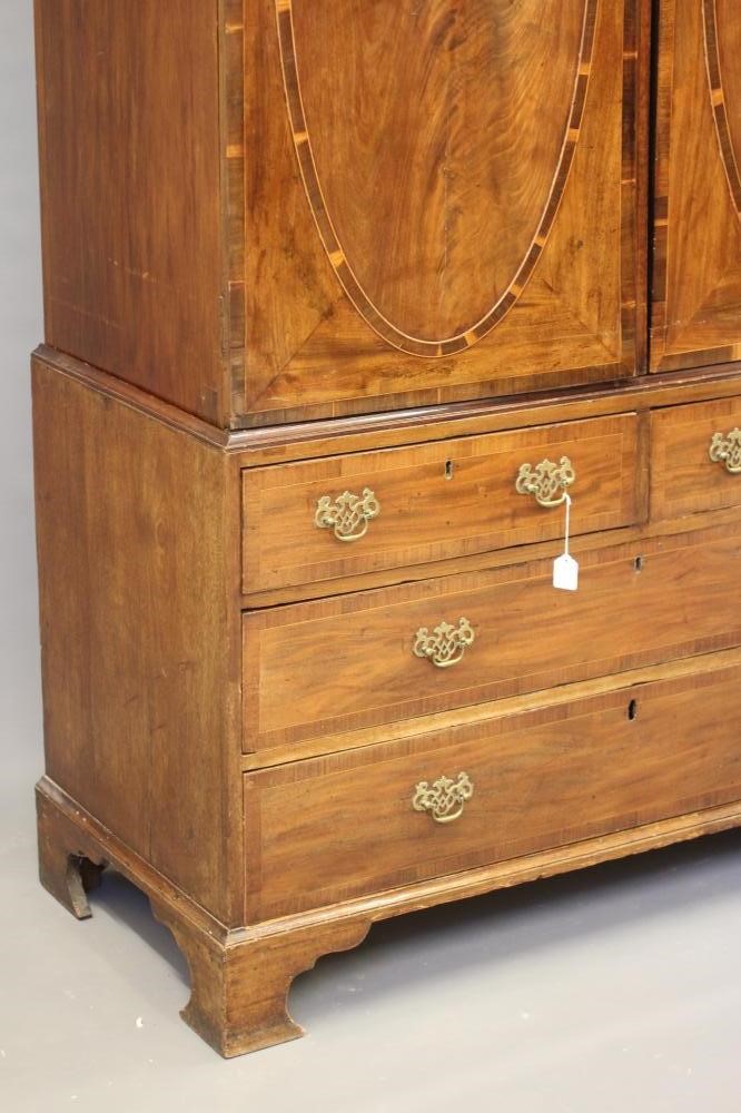 A GEORGIAN MAHOGANY LINEN PRESS Image