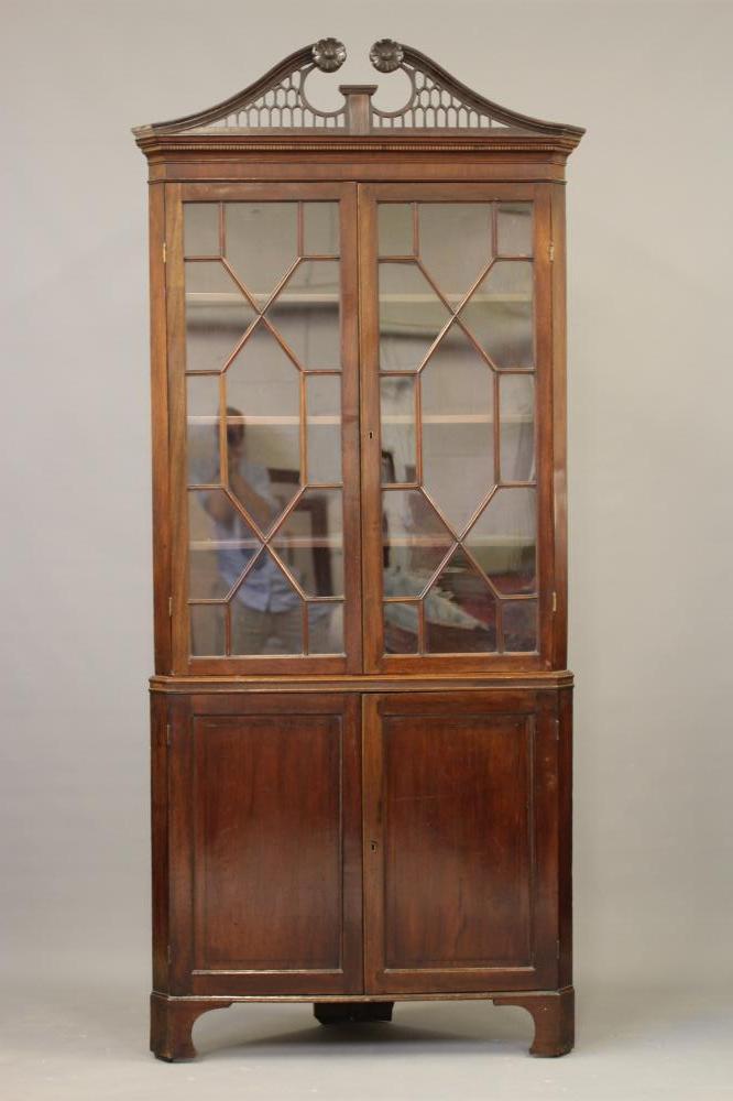 A GEORGIAN MAHOGANY STANDING CORNER CUPBOARD Image