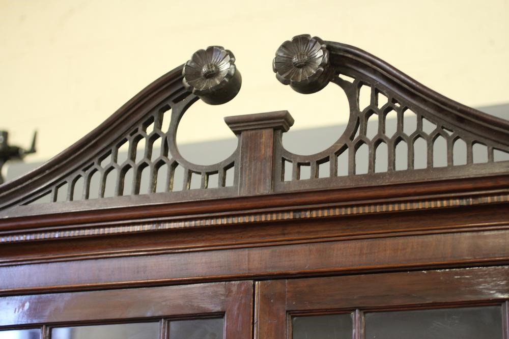 A GEORGIAN MAHOGANY STANDING CORNER CUPBOARD Image