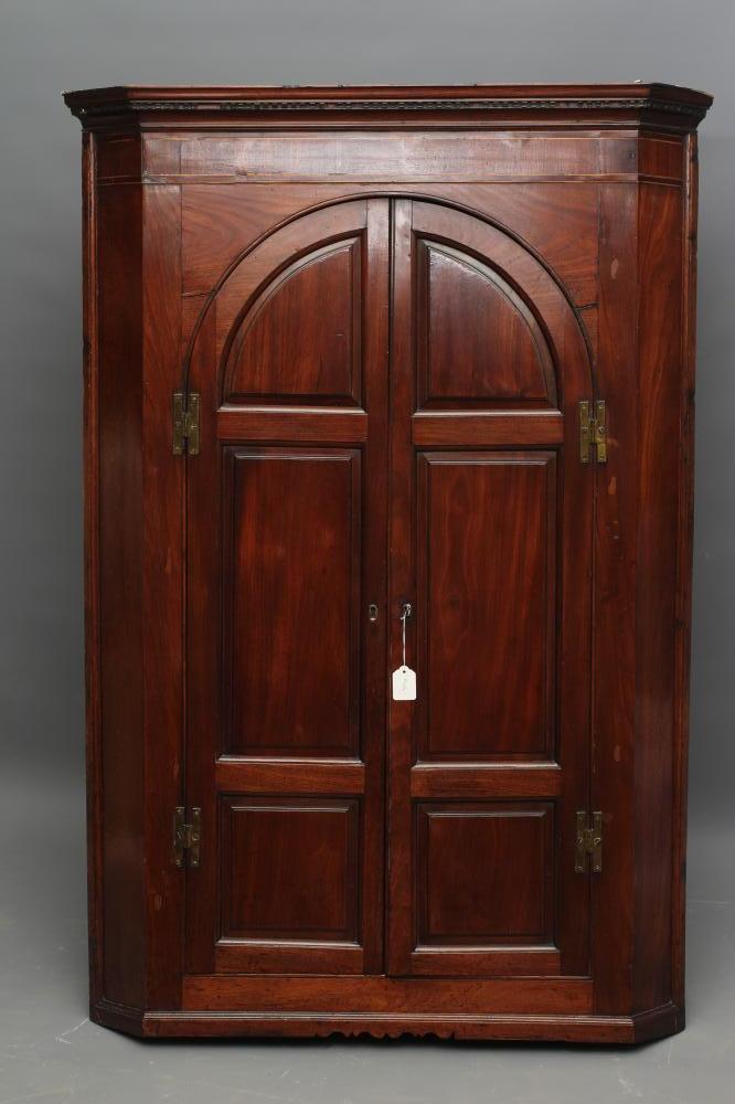 A GEORGIAN MAHOGANY CORNER CUPBOARD Image