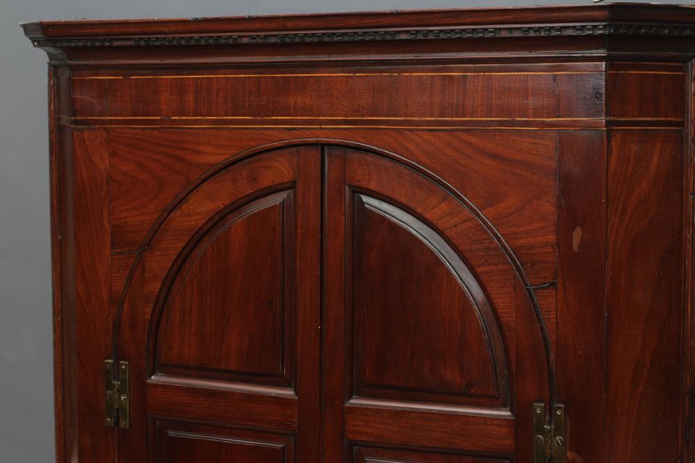 A GEORGIAN MAHOGANY CORNER CUPBOARD Image