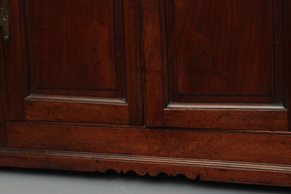 A GEORGIAN MAHOGANY CORNER CUPBOARD Image