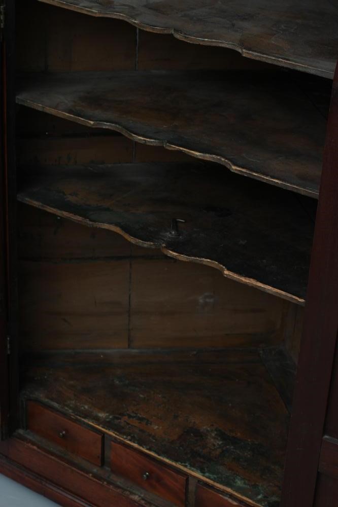 A GEORGIAN MAHOGANY CORNER CUPBOARD Image
