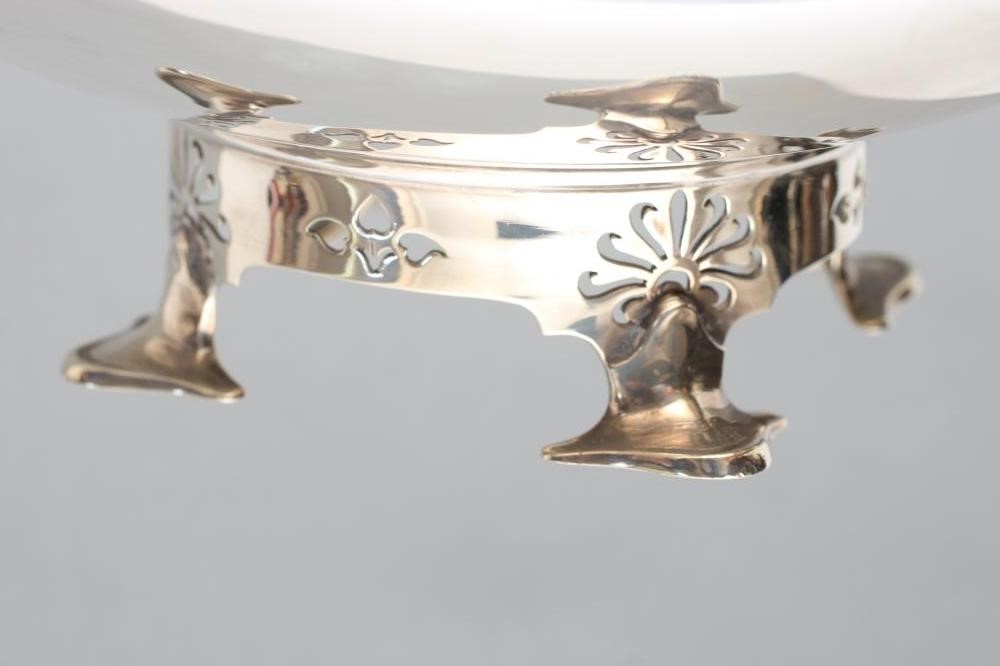 A TWO HANDLED FRUIT BOWL Image