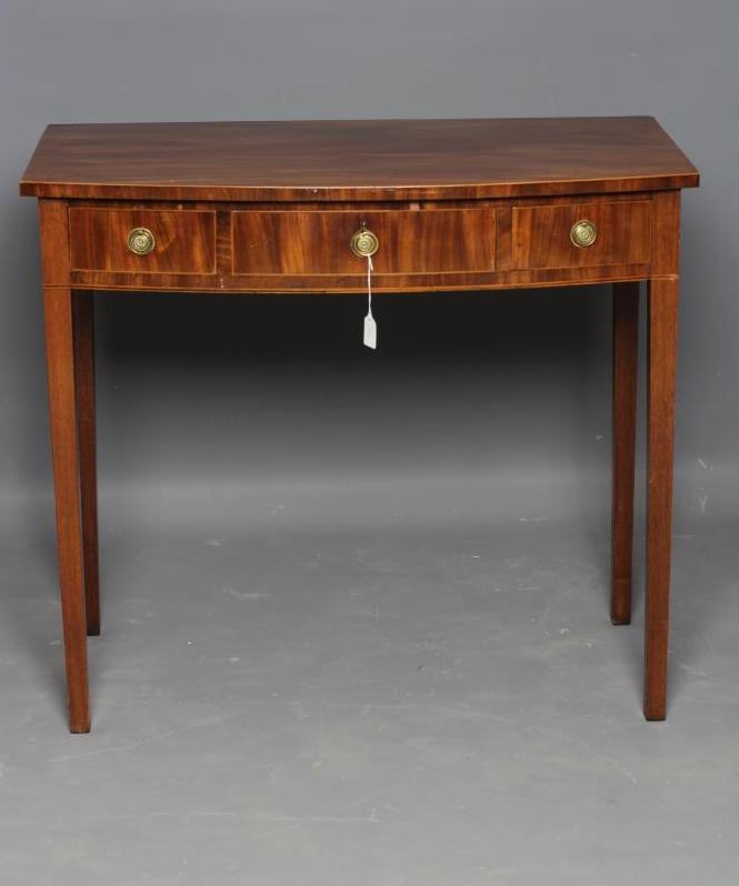 A GEORGIAN MAHOGANY SIDE TABLE Image