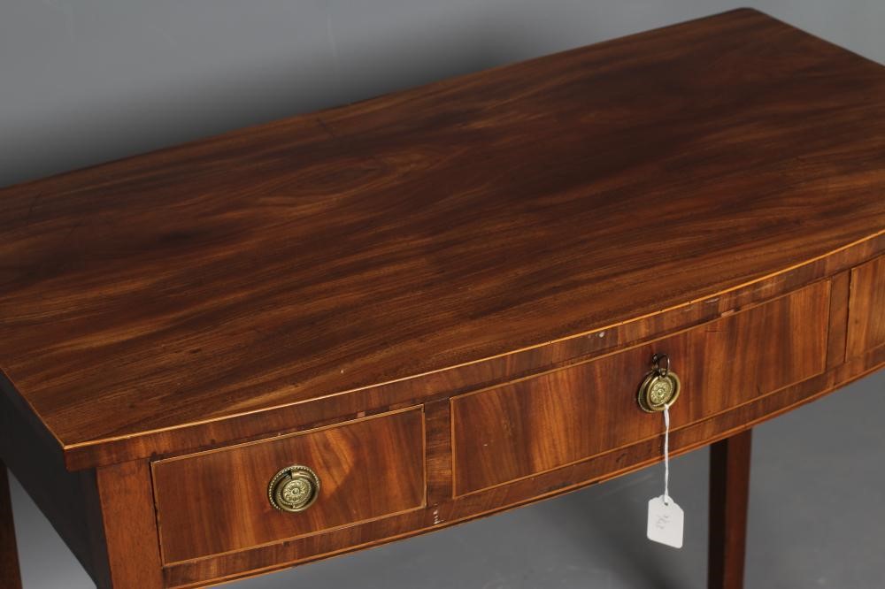 A GEORGIAN MAHOGANY SIDE TABLE Image