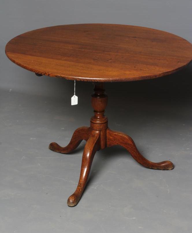 A GEORGIAN OAK SUPPER TABLE Image