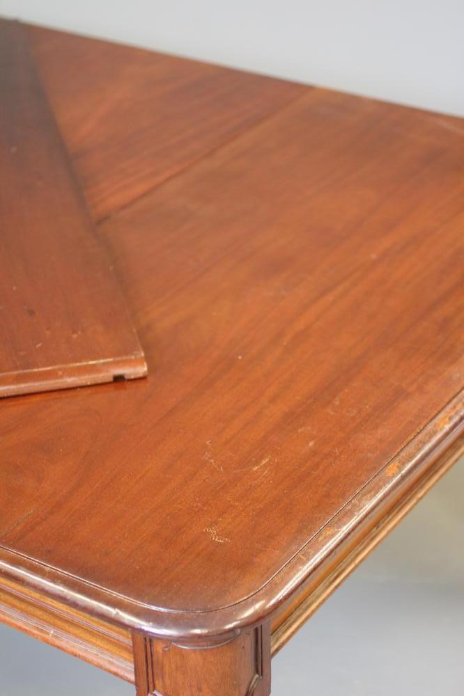 A VICTORIAN EXTENDING MAHOGANY DINING TABLE of rounded oblong form with two leaves and pull out Image