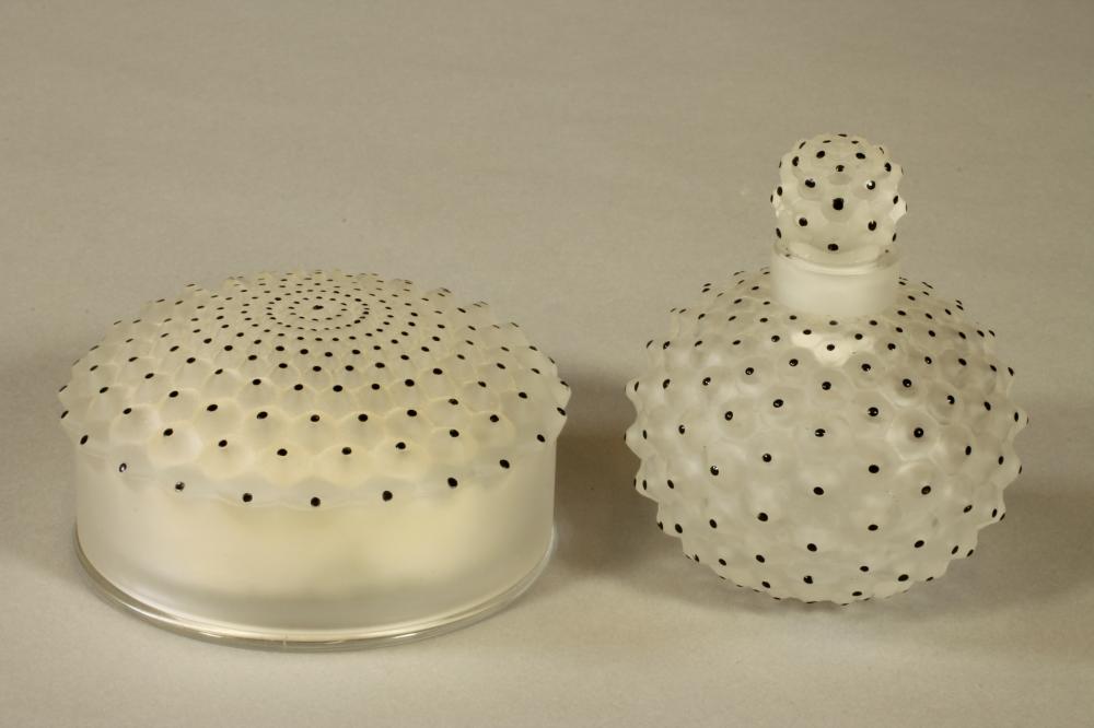 A LALIQUE FROSTED GLASS SCENT BOTTLE AND POWDER BOX COVER Image