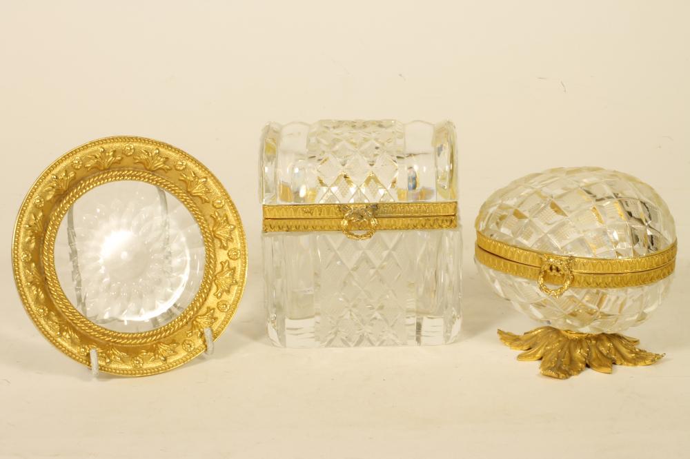 A VAL ST. LAMBERT FLOWER MOULDED GLASS DISH Image