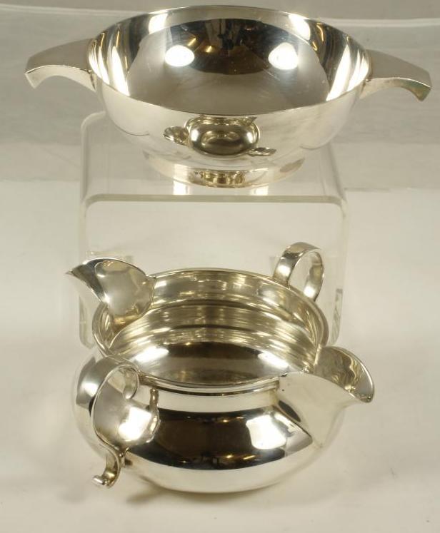 A SILVER DOUBLE LIPPED SAUCE BOAT Image