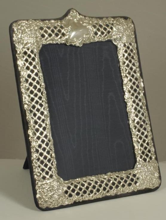 AN EASEL BACK SILVER PHOTOGRAPH FRAME Image