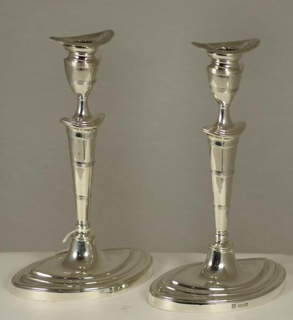 A PAIR OF SILVER CANDLESTICKS Image