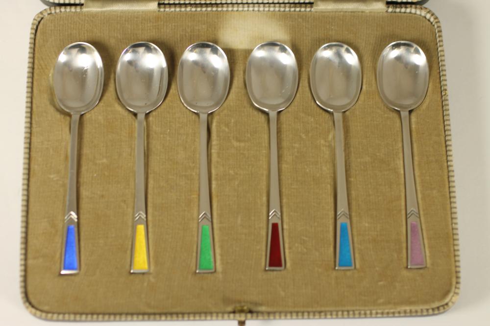 A SET OF SIX ART DECO SILVER TEASPOONS Image
