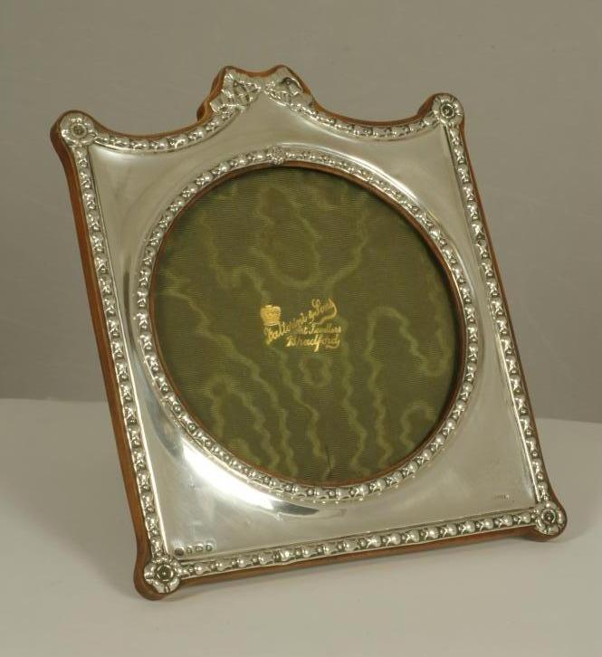 AN EDWARDIAN EASEL BACK SILVER PHOTOGRAPH FRAME Image