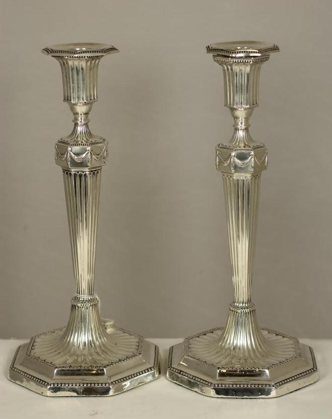 A PAIR OF EDWARDIAN SILVER CANDLESTICKS Image