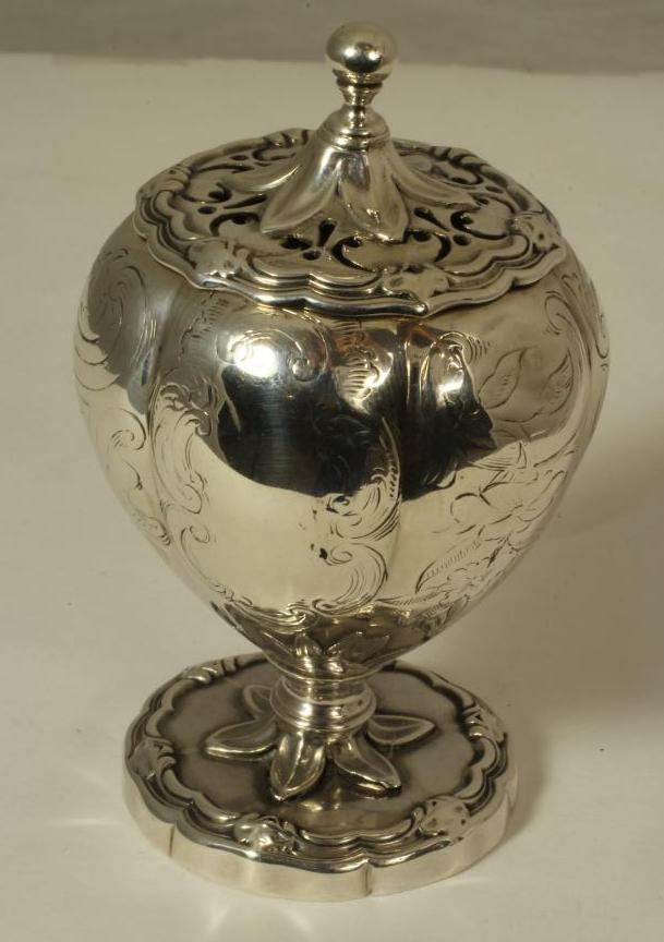 AN EARLY VICTORIAN SILVER POUNCE POT Image