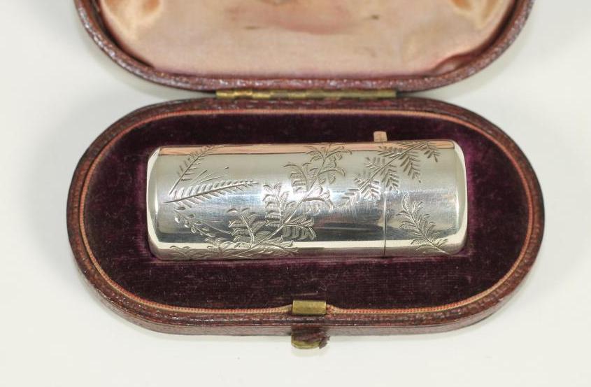 A VICTORIAN SILVER SMELLING SALTS PHIAL Image