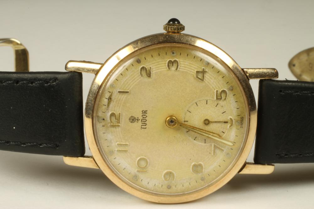 A GENTLEMAN'S 9CT GOLD TUDOR ROLEX WRISTWATCH Image