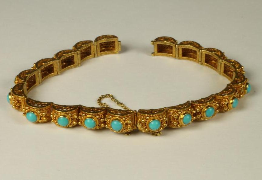 A VICTORIAN STYLE 18K GOLD BRACELET Image