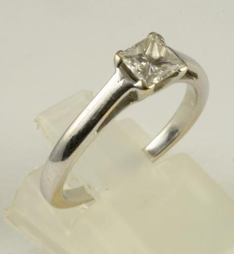 A DIAMOND SOLITAIRE RING Image