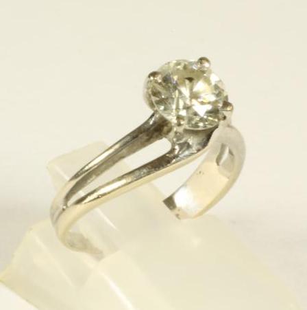 A SOLITAIRE DIAMOND RING Image