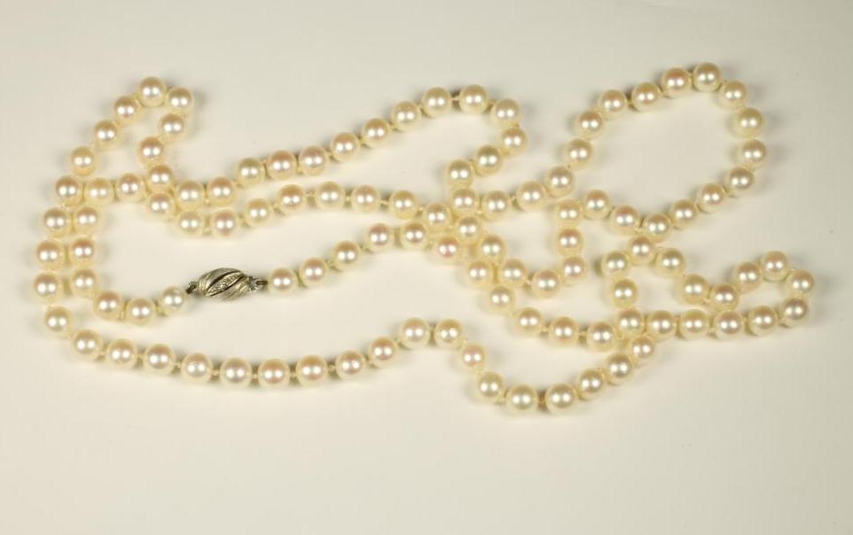 A SINGLE STRAND CULTURED PEARL NECKLACE by Mappin & Webb Image