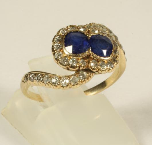 A SAPPHIRE AND DIAMOND CROSSOVER RING Image