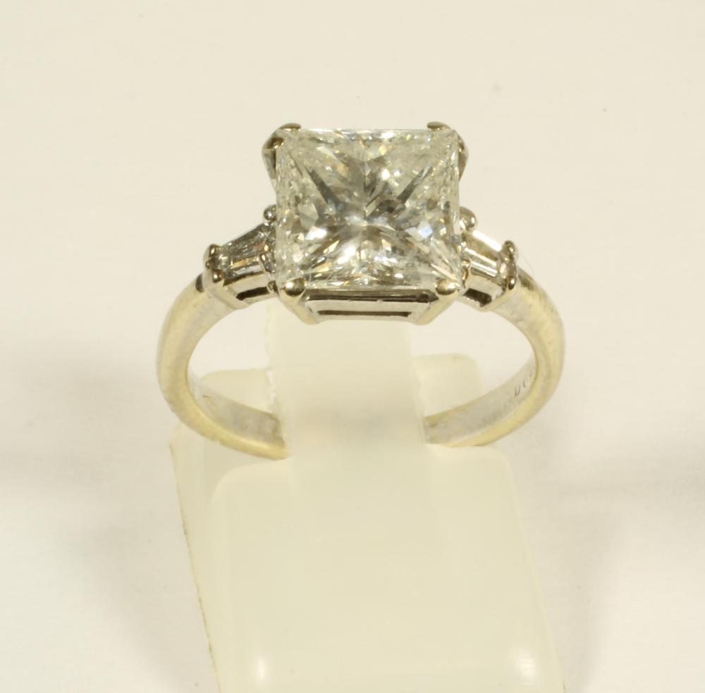 A SOLITAIRE DIAMOND RING Image