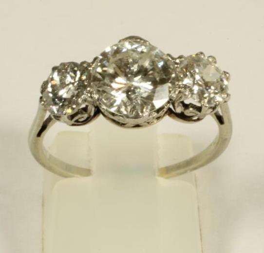 AN EDWARDIAN THREE STONE DIAMOND RING Image