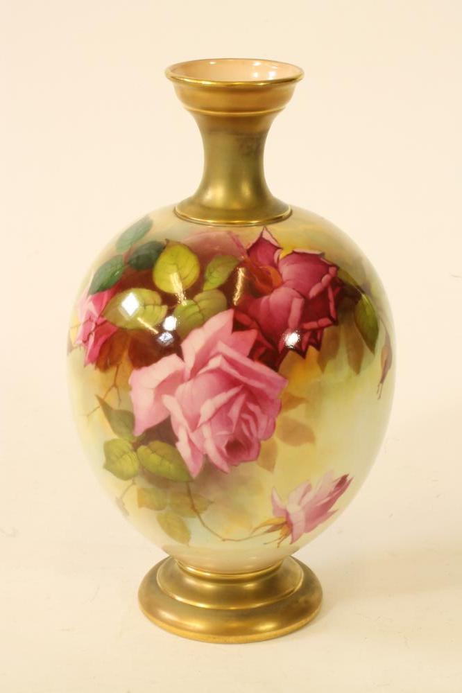 A ROYAL WORCESTER CHINA VASE Image