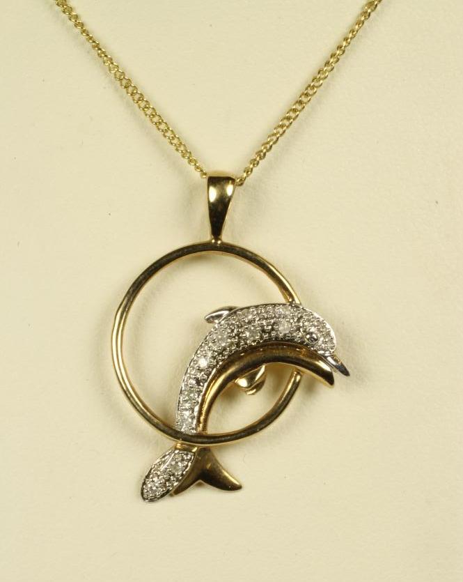 A DIAMOND SET 9CT GOLD PENDANT Image