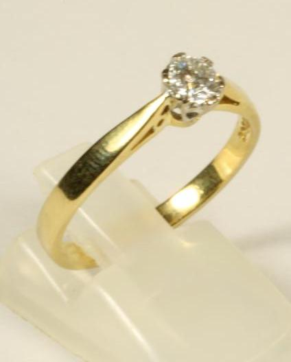 A SOLITAIRE DIAMOND RING Image