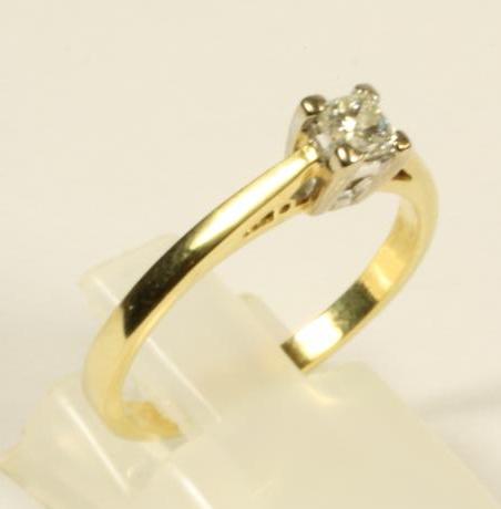 A SOLITAIRE DIAMOND RING Image