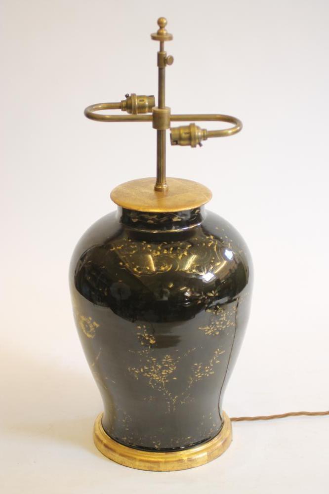 A CHINESE PORCELAIN VASE Image