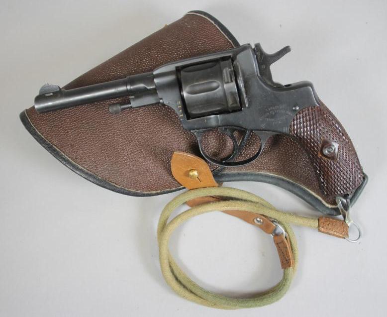 A DEACTIVATED RUSSIAN NAGANT WWI REVOLVER Image