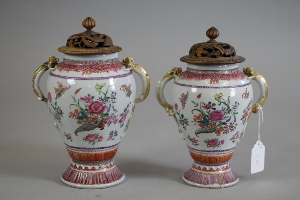 TWO GRADUATED CHINESE EXPORT PORCELAIN GARNITURE VASES Image
